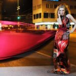 Apresentadora de Drag Race France celebra e fortalece a cena drag local em espetáculo vibrante