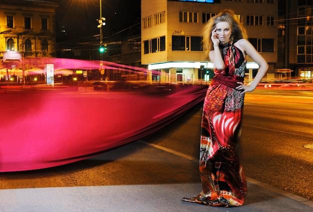 Apresentadora de Drag Race France celebra e fortalece a cena drag local em espetáculo vibrante