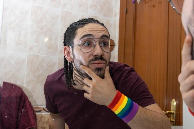 Ator fala sobre homofobia internalizada e luta contra seus demônios em entrevista sincera
