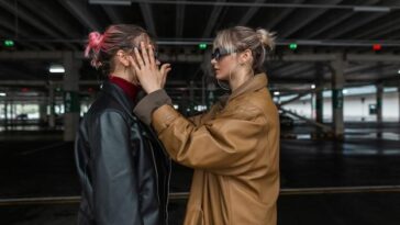 Mãe preocupada com o afastamento do filho e crise familiar após casamento de Brooklyn e Nicola Peltz