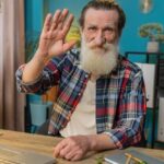 Ícone da TV brasileira retorna em programa digital e afirma: ‘A idade não vai me fazer parar’