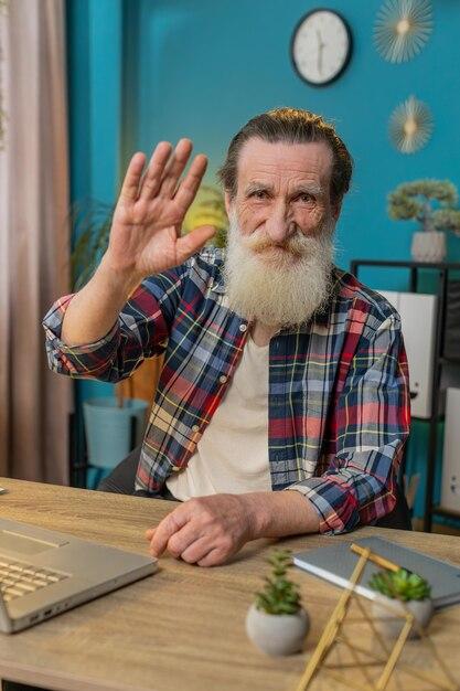 Ícone da TV brasileira retorna em programa digital e afirma: ‘A idade não vai me fazer parar’