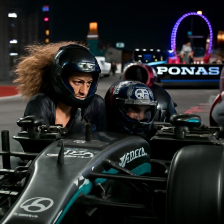 Popstar e piloto brilham juntos no episódio da série 'Drive to Survive', celebrando adrenalina e glamour da Fórmula 1