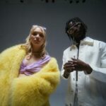 Casal iconicamente fashion aposta em look de couro para um encontro descontraído no The Laugh Factory