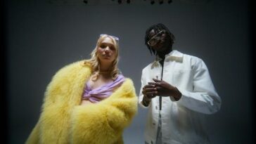 Casal iconicamente fashion aposta em look de couro para um encontro descontraído no The Laugh Factory