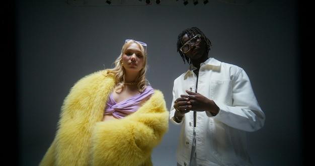 Casal iconicamente fashion aposta em look de couro para um encontro descontraído no The Laugh Factory