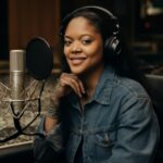 Cantora compartilha momentos nos bastidores e acende a expectativa por música inédita