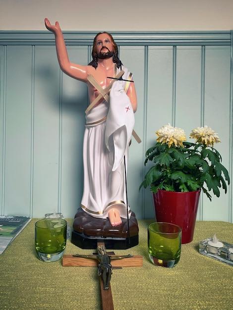 Rainha do pop aposta em produção ousada e cenas íntimas para agitar fãs LGBTQIA+