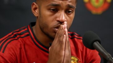 Meio-campista Jack Fletcher reconhece erro e reforça compromisso contra discriminação