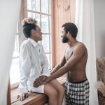 Descubra como explorar um bathhouse gay com segurança, respeito e conexão em um ambiente acolhedor para a comunidade LGBTQIA+