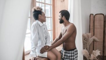 Descubra como explorar um bathhouse gay com segurança, respeito e conexão em um ambiente acolhedor para a comunidade LGBTQIA+