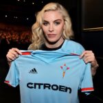 Ícone pop revela guardar a camisa do clube espanhol que vestiu em 1990, fortalecendo laços culturais e simbólicos