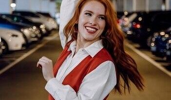 Cantora ousa no look e marca presença ao lado do marido cineasta na corrida australiana