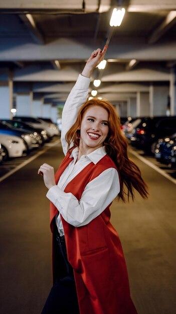 Cantora ousa no look e marca presença ao lado do marido cineasta na corrida australiana