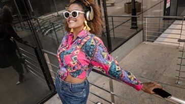 Modelo e suas irmãs encantam com estilo ousado e divertido nas ruas de Nova York