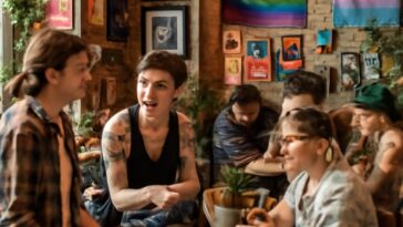 Espaço queer em Toronto une música, arte e comunidade LGBTQIA+ em ambiente acolhedor