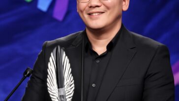 Ator e comediante celebra reconhecimento e doa valor para direitos trans em Kansas