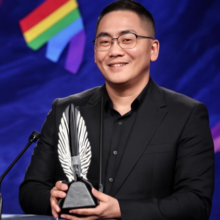 Bowen Yang recebe prêmio GLAAD por visibilidade LGBTQIA+ 1 Ator e comediante celebra reconhecimento e doa valor para direitos trans em Kansas