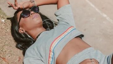 Ícone pop fala sobre corpo ‘flutuante’ e como escolhe roupas que valorizam suas curvas naturais