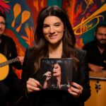 Vinte anos depois, a cantora italiana celebra artistas latinos em álbum repleto de emoção e diversidade