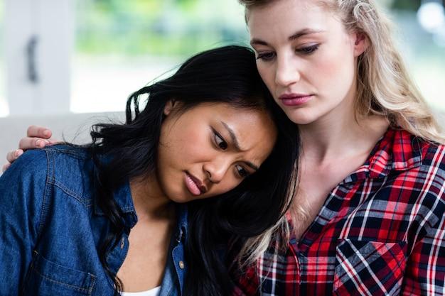 Fontes afirmam que Beyoncé estaria se afastando de Meghan, que tenta se aproximar da cantora a todo custo