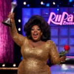 Darlene Mitchell surpreende e vence desafio de roast no Drag Race 13 Com uma performance inovadora e cheia de humor, Darlene conquista o prêmio 'Toast of Alyssa Edwards' e agita a temporada 18