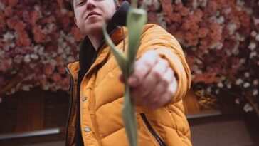 Descubra como o romance gay e a música synth-pop se unem na turnê Wishbone, celebrando a diversidade e a representatividade LGBTQIA+