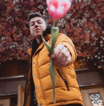 Descubra como o romance gay e a música synth-pop se unem na turnê Wishbone, celebrando a diversidade e a representatividade LGBTQIA+