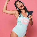 Anitta encanta ao dançar de biquíni e exalta raízes afro no clipe 13 Cantora celebra sua força e espiritualidade em vídeo que viralizou nas redes sociais