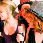 Casal discreto marca presença em festas exclusivas de Jay-Z e Beyoncé durante a noite mais glamourosa do cinema