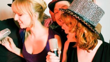 Casal discreto marca presença em festas exclusivas de Jay-Z e Beyoncé durante a noite mais glamourosa do cinema