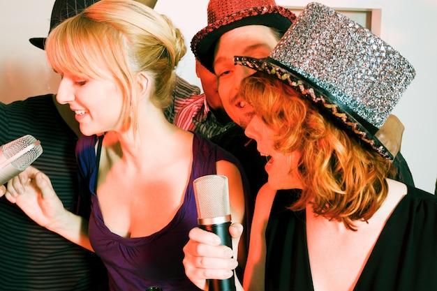 Casal discreto marca presença em festas exclusivas de Jay-Z e Beyoncé durante a noite mais glamourosa do cinema