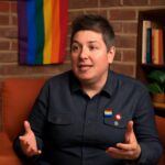 A comediante escocesa compartilha suas batalhas pessoais, críticas sociais e o papel da arte na luta contra o preconceito