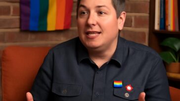 A comediante escocesa compartilha suas batalhas pessoais, críticas sociais e o papel da arte na luta contra o preconceito