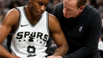 Guarda titular do San Antonio Spurs está fora após sentir desconforto no quadril antes do jogo
