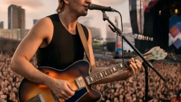 Cantor australiano conquista público brasileiro com energia, carisma e hits no festival paulistano