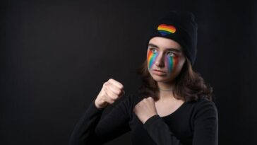 Filho de Lea Salonga responde com coragem a quem condena pessoas queer ao 'inferno'