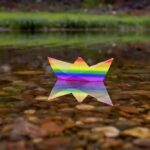 Cantora queer mistura pop teatral, estética drag e letras de liberdade no maior festival do Brasil