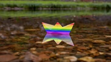 Cantora queer mistura pop teatral, estética drag e letras de liberdade no maior festival do Brasil