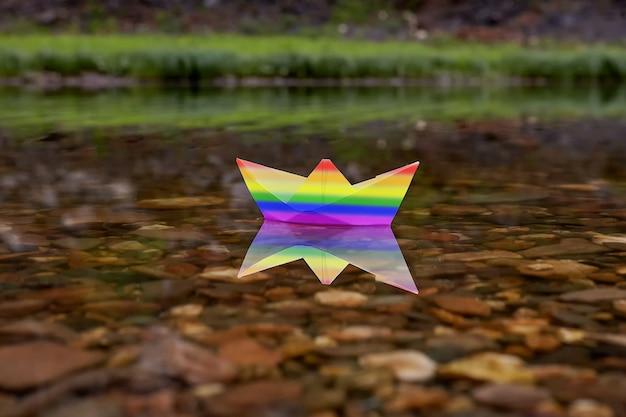 Cantora queer mistura pop teatral, estética drag e letras de liberdade no maior festival do Brasil