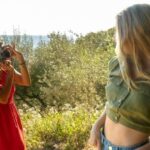 Cantora reuniu amigos famosos em evento vibrante com looks ousados e animal print em destaque