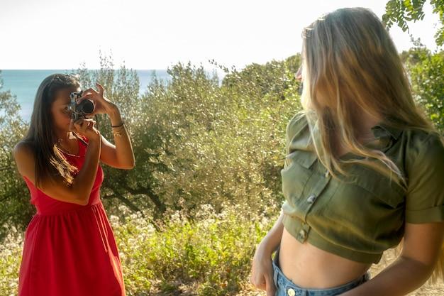 Cantora reuniu amigos famosos em evento vibrante com looks ousados e animal print em destaque