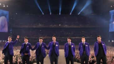 Mais de 100 mil fãs se reuniram para o retorno triunfal do grupo no icônico Gwanghwamun Square