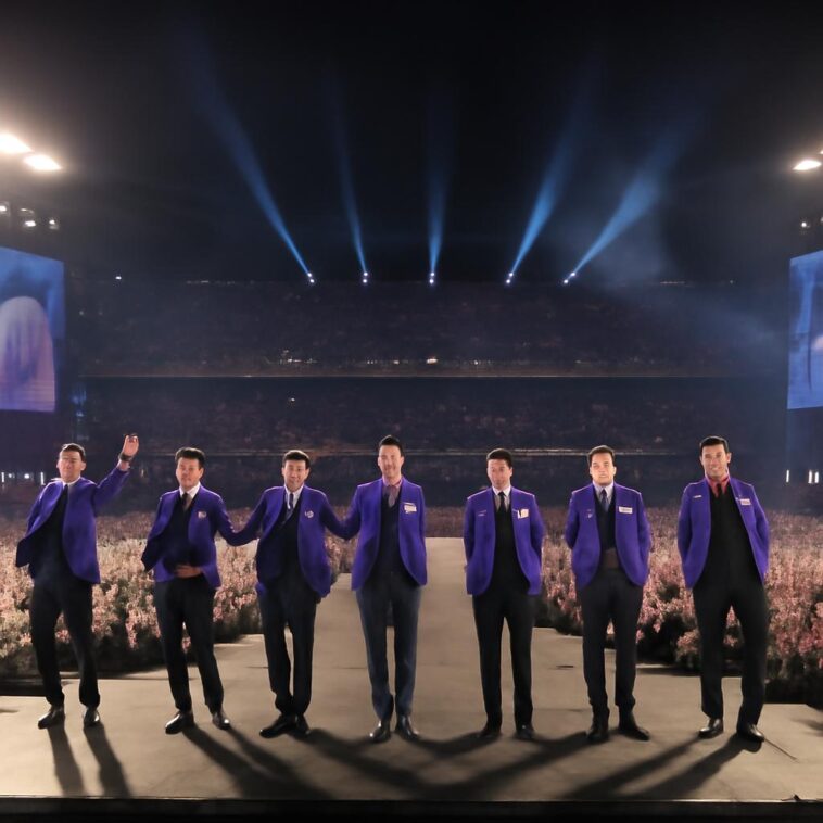 Mais de 100 mil fãs se reuniram para o retorno triunfal do grupo no icônico Gwanghwamun Square