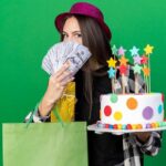 Cantora arrasa com look de gato e bolsa de quase três mil reais em festança animada em São Paulo