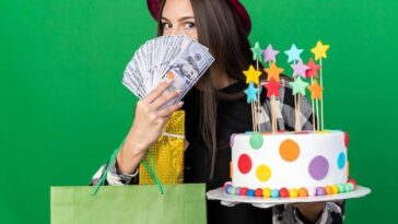 Cantora arrasa com look de gato e bolsa de quase três mil reais em festança animada em São Paulo