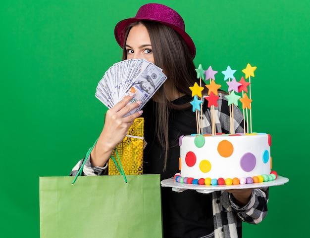Cantora arrasa com look de gato e bolsa de quase três mil reais em festança animada em São Paulo