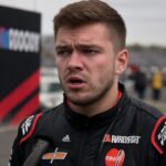 Atleta se desculpa após imitar rival e insinuar sua orientação sexual, gerando suspensão indefinida e treinamento de sensibilidade