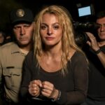 Popstar vista em Malibu em momento delicado, cercada por família e buscando recuperação