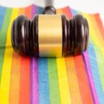 Tribunal do Rio determina multa de R$ 100 mil que será revertida para políticas contra discriminação LGBT+